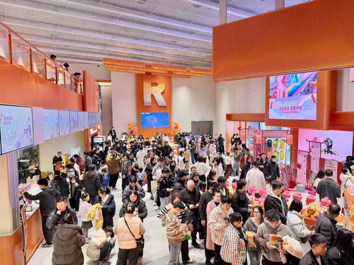 万达影城大堂人头攒动。受访者供图