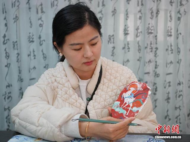 3月5日，陕西西安，记者探访青年文创工作者谢珂的泥板画工作室。中新社记者 党田野 摄