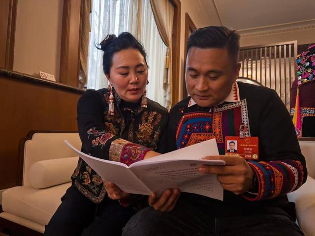 3月5日，乔进双梅（左一）与郑望春在驻地一边阅读政府工作报告，一边交流。新华社记者 唐文豪 摄