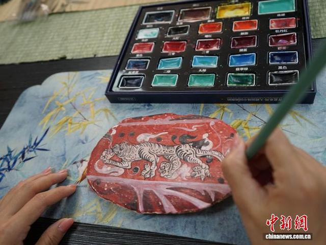 3月5日，陕西西安，记者探访青年文创工作者谢珂的泥板画工作室。中新社记者 党田野 摄