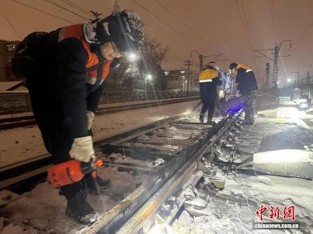 京沪线北京段开展除雪作业。北京工务段 供图