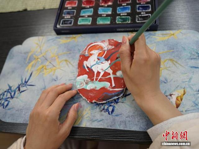 3月5日，陕西西安，记者探访青年文创工作者谢珂的泥板画工作室。中新社记者 党田野 摄