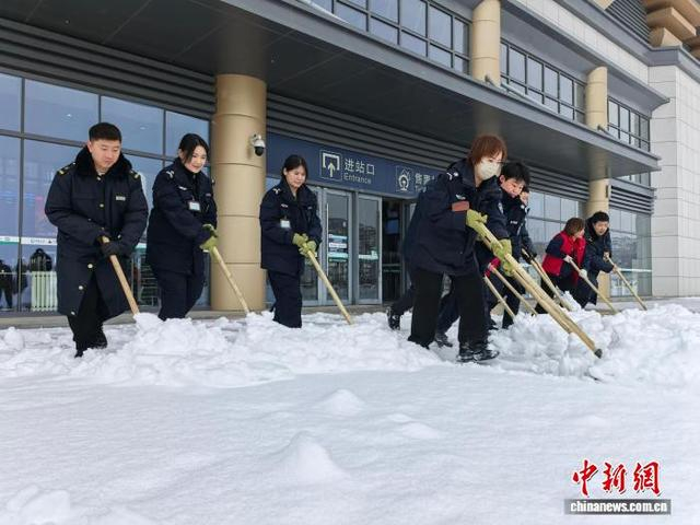 承德县北站工作人员清扫站外积雪。承德车务段 供图