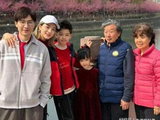刘璇携全家成都探亲，八旬公婆似六旬