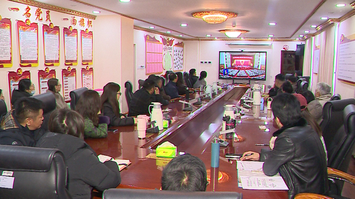 拉萨市融媒体中心干部职工集中收听收看十四届全国人大四次会议开幕会盛况。拉萨融媒记者 曲英 摄