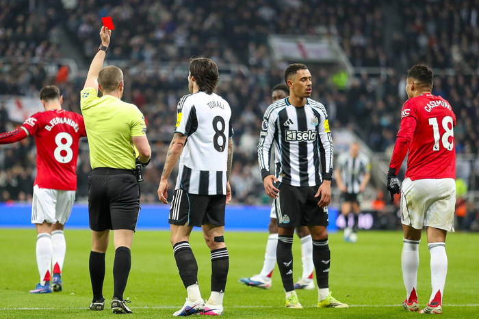 纽卡斯尔少打一人仍能击败曼联