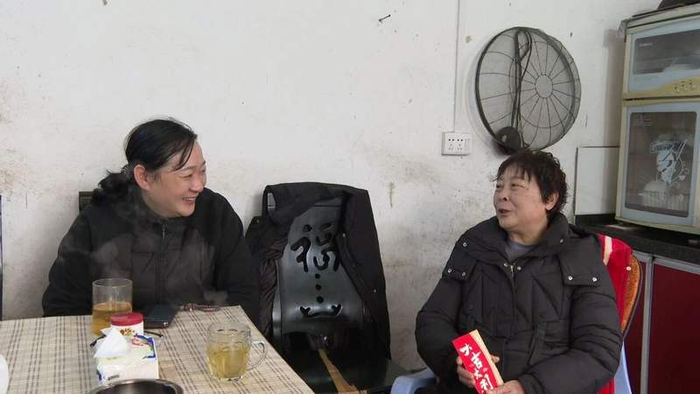 2月14日，邓群（左）赴荆竹瑶族乡，开展春节走访慰问和调研督导安全生产等工作。图源/蓝山发布