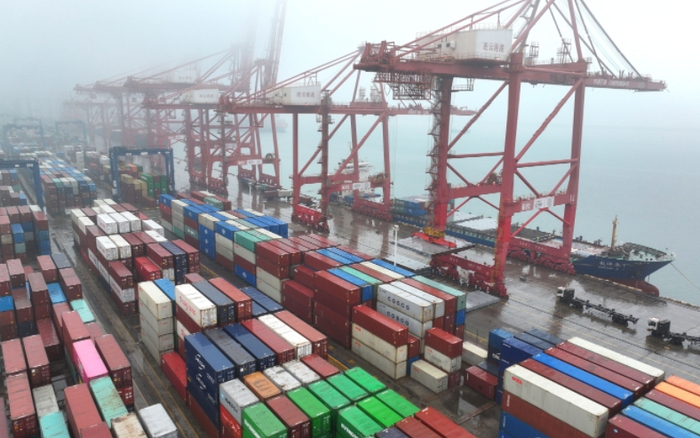 3月1日，在江苏省连云港港集装箱码头，货轮停在泊位装卸集装箱。图/IC