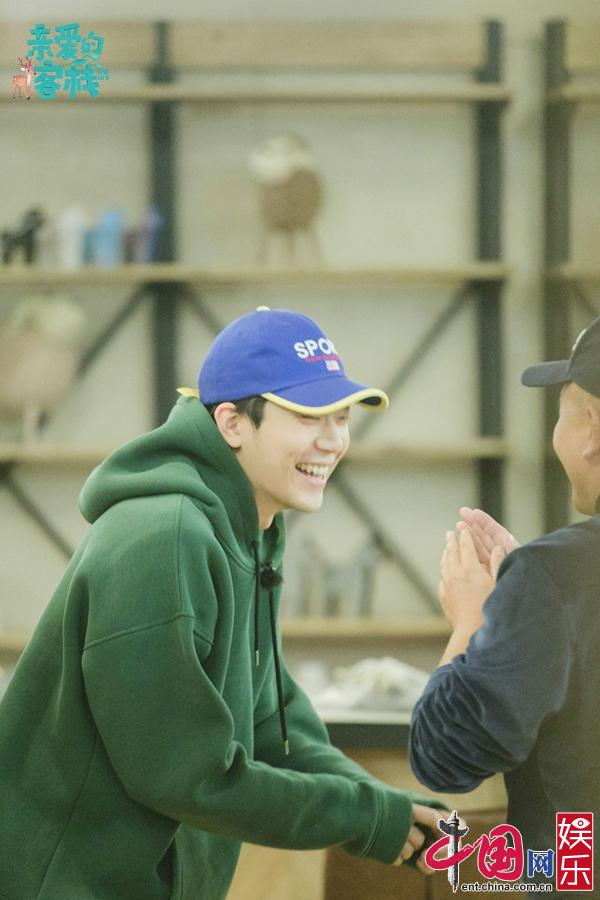 　　马思超迎接客人