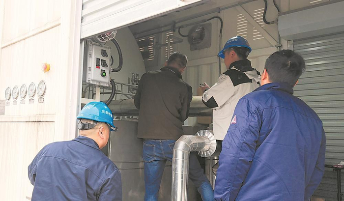     市市场监管局工作人员深入企业了解情况。