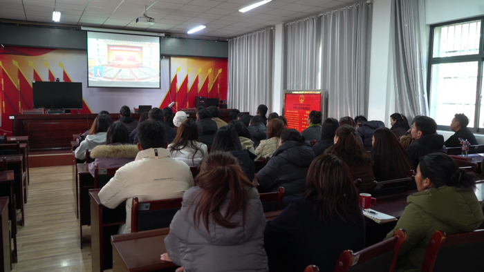 达孜区干部职工集中收听收看十四届全国人大四次会议开幕会盛况。拉萨融媒记者 彭毛多杰 摄