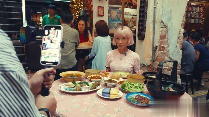  当谈到电影行业的未来时，她坚定地表示：改变永远太慢，因为一些人害怕失去既得利益。但你必须进化，向前看。她希望看到更多亚裔故事在电影和电视剧中得到呈现，而不仅仅是停留在过去的老故事里。 对于Netflix的看法，她也表达了自己的观点：我希望他们能改变，不要总是依赖算法。电影应该是关于人类的，不能让机器来决定一切。 如今，杨紫琼依然活跃在电影行业，不仅拍摄《流浪地球3》，还准备了与肖恩·贝克的合作项目。她充满激情地说道：无论肖恩什么时候需要我，我随时待命。