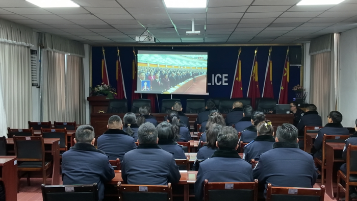 拉萨市公安局城关分局纳金派出所民辅警集中收听收看十四届全国人大四次会议开幕会盛况。拉萨融媒记者 旦增晋扎 摄