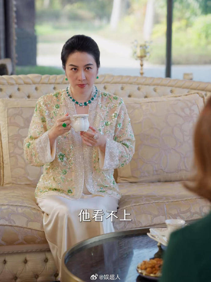 她以前是TVB出身，适应高强度拍摄节奏，擅长刻画中年复杂角色，契合短剧“豪门婆婆”“重生老太”等题材需求。 