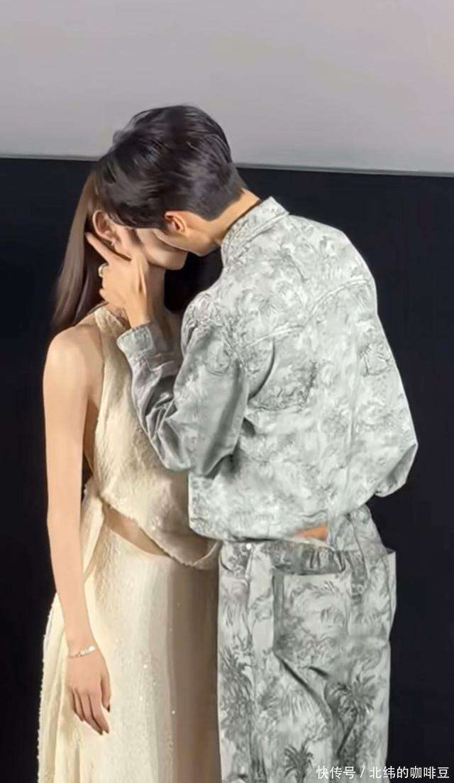  说实话，内娱现偶最需要的，就是这种真诚的甜。它不是那种工业糖精式的强行撒糖，而是从人物设定到颜值，从互动到氛围的自然契合，是一种化学反应的完美展现。毕雯珺眼神戏的故事感，张淼怡甜妹气质自带治愈buff，再加上剧中双向救赎的核心设定，这对CP的甜中藏着温暖，难怪连剧还没开拍，网友们就已经迫不及待地催着gkd（赶快拍）了。 据悉，这部剧还汇聚了柯淳、柯颖等一众实力派演员，播出平台锁定湖南卫视和芒果TV，阵容和配置都满满的期待值。现在只想问：什么时候才能开播啊？真是等不及想看看毕雯珺和张淼怡，把从四岁相伴到婚纱的救赎爱恋搬上荧屏！毕竟，能够让观众在开机路透就磕得这么上头的CP，剧播之后，岂不是要甜翻整个网络？