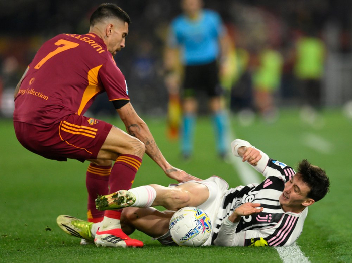 3月1日，尤文图斯队球员坎比亚索（右）与罗马队球员佩莱格里尼在比赛中拼抢。新华社发（阿尔贝托·林格利亚摄）