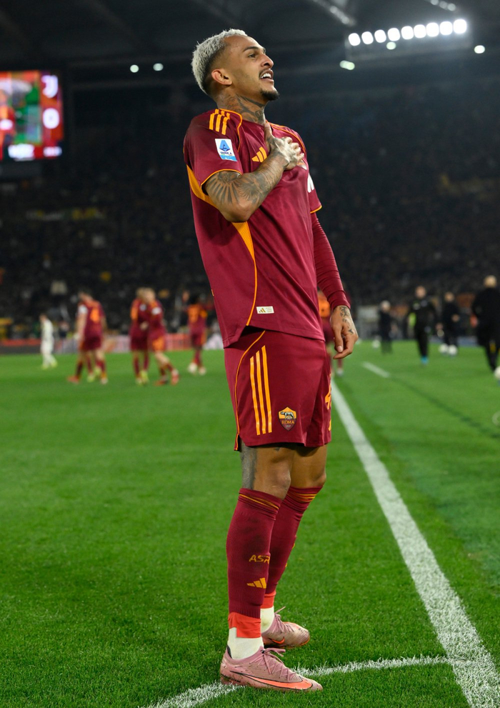 3月1日，罗马队球员韦斯利·利马庆祝进球。新华社发（阿尔贝托·林格利亚摄）