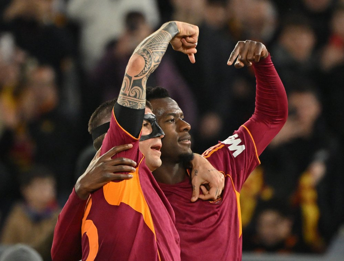 3月1日，罗马队球员恩迪卡（右）与队友曼奇尼庆祝进球。新华社发（阿尔贝托·林格利亚摄）