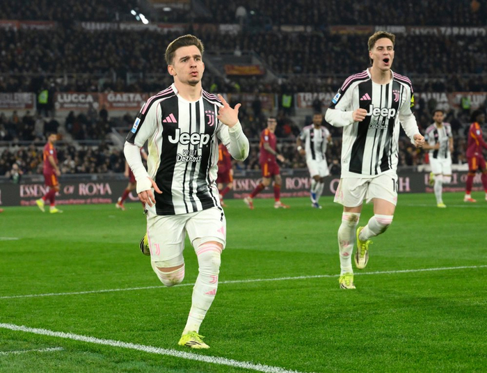 3月1日，尤文图斯队球员孔塞桑（左）庆祝进球。新华社发（阿尔贝托·林格利亚摄）