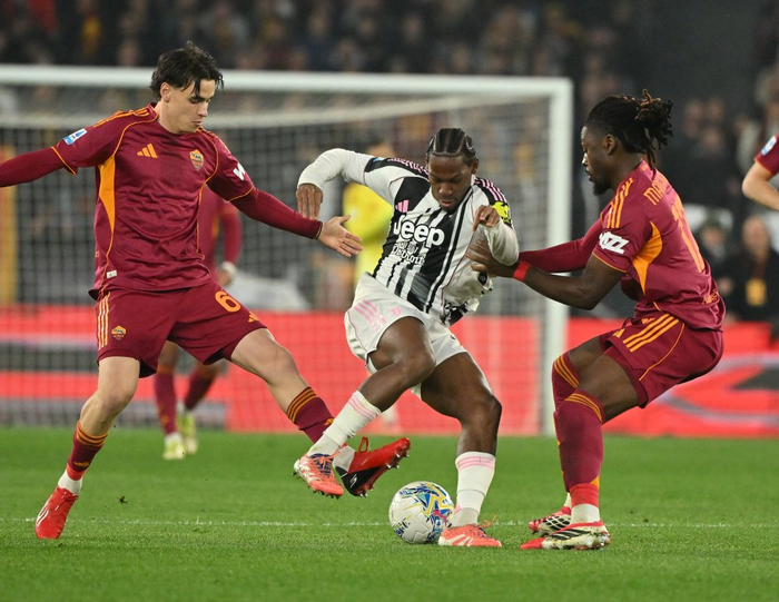 3月1日，尤文图斯队球员戴维（中）与罗马队球员皮西利（左）、科内在比赛中拼抢。新华社发（阿尔贝托·林格利亚摄）