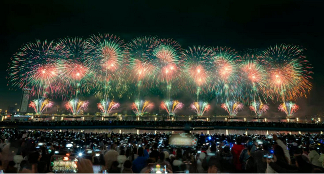 2026年2月17日，大年初一，2026南昌迎春烟花晚会在赣江老官洲水域举办。 李渡烟花集团 图 