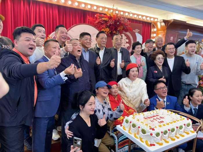 上海人民滑稽剧团几代演员和嫩娘合影 