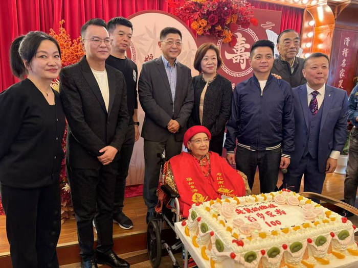 上海滑稽名家和嫩娘合影 
