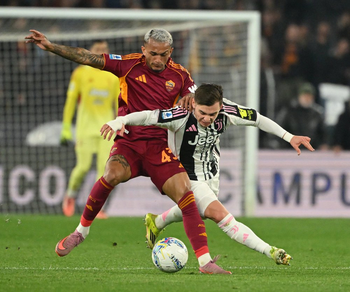 3月1日，尤文图斯队球员孔塞桑（右）与罗马队球员韦斯利·利马在比赛中拼抢。新华社发（阿尔贝托·林格利亚摄）