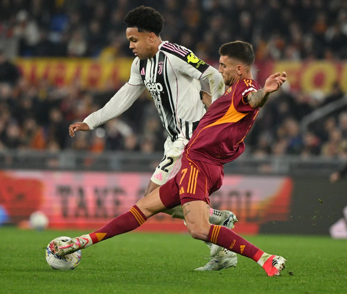 3月1日，尤文图斯队球员麦肯尼（左）与罗马队球员佩莱格里尼在比赛中拼抢。新华社发（阿尔贝托·林格利亚摄）