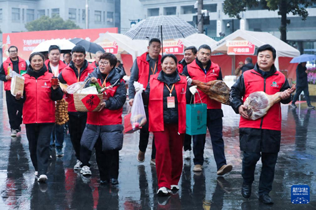 淳安县的基层干部和新农人在农品市集现场拿着各自的农特产品向杭州市民推介。 资料图：新华社 