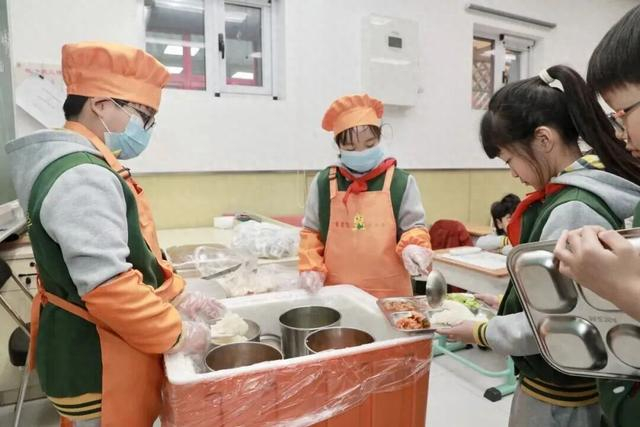 鸦儿胡同小学校园餐。蔡赫 王辉 摄
