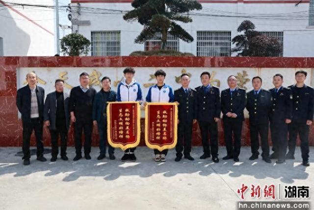城步两名中学生救助毛冠鹿获赠锦旗。刘平甫摄