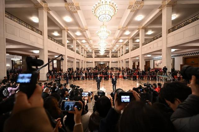 2026年3月5日，十四届全国人大四次会议首场“代表通道”集中采访活动在北京人民大会堂举行。 中新社记者 田雨昊 摄