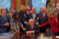 白宫再变 “祈福现场”：特朗普邀一众牧师为自己和美军祈祷