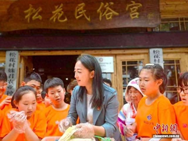 李姝君正带领小游客们制作朝鲜族特色美食。李姝君供图