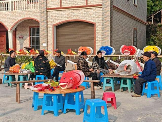 重庆市万州区三云村的村民们正在制作鲤鱼灯。受访者供图