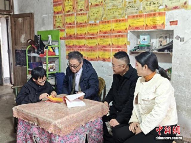 爱心人士等深入受助学子家庭走访慰问。 段萌萌 摄