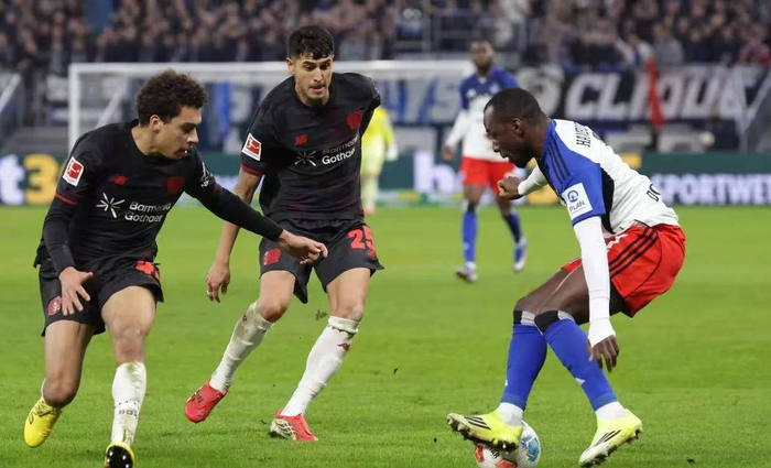 德甲联赛的吸引力不仅在于顶级豪门的对决，也在于这种贯穿积分榜中下游的激烈竞争。 每一轮比赛都可能诞生新的故事，改变球队的命运轨迹。 球员的伤病、临场的发挥、关键球的处理，这些因素共同构成了联赛的多样性与不可预测性。