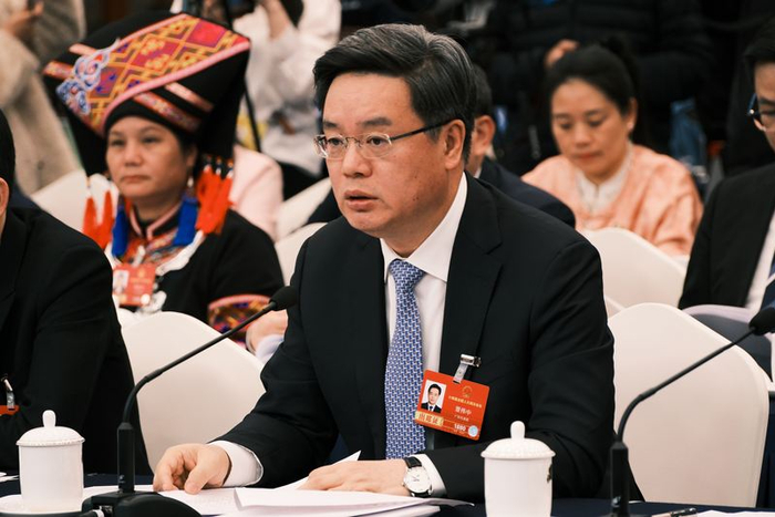 全国人大代表、深圳市市长覃伟中在广东省代表团全体会议上发言。新京报记者 吴为 摄