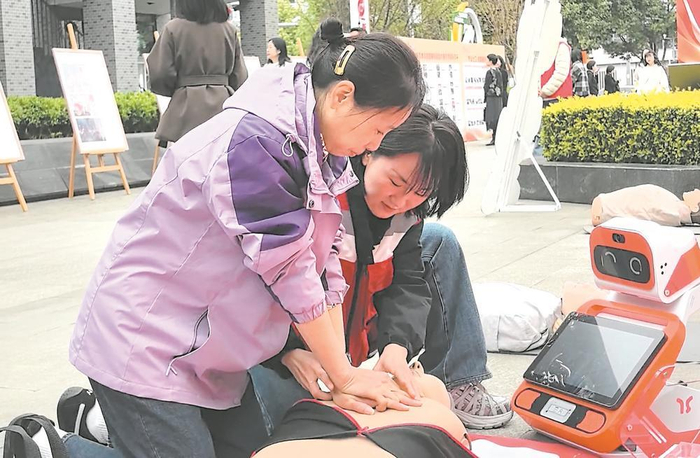     活动现场志愿者进行急救培训。
