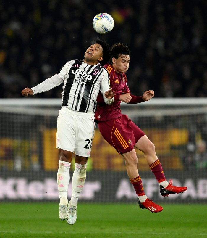 3月1日，尤文图斯队球员麦肯尼（左）与罗马队球员皮西利在比赛中争顶。新华社发（阿尔贝托·林格利亚摄）