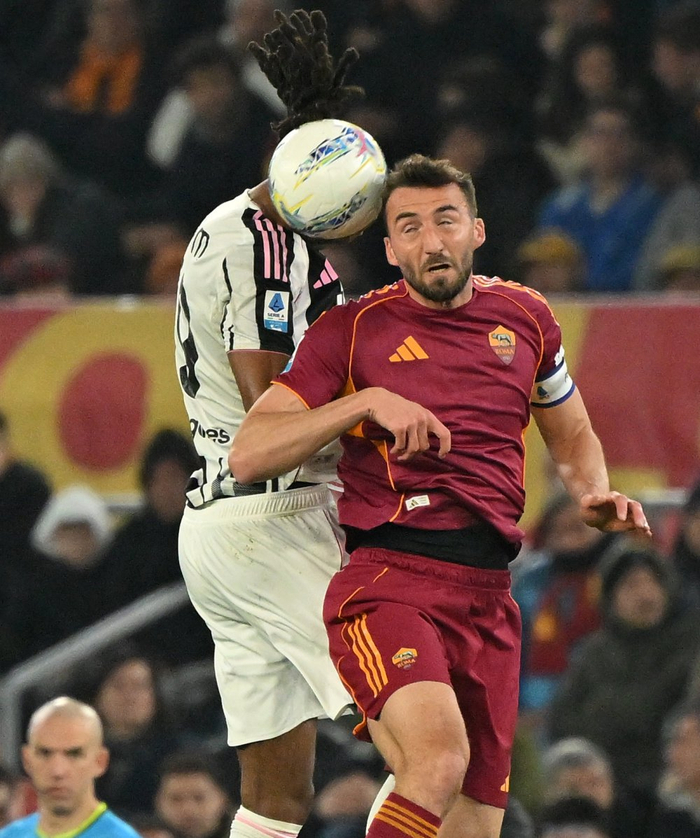 3月1日，尤文图斯队球员凯夫伦·图拉姆（左）与罗马队球员克里斯坦特在比赛中争顶。新华社发（阿尔贝托·林格利亚摄）