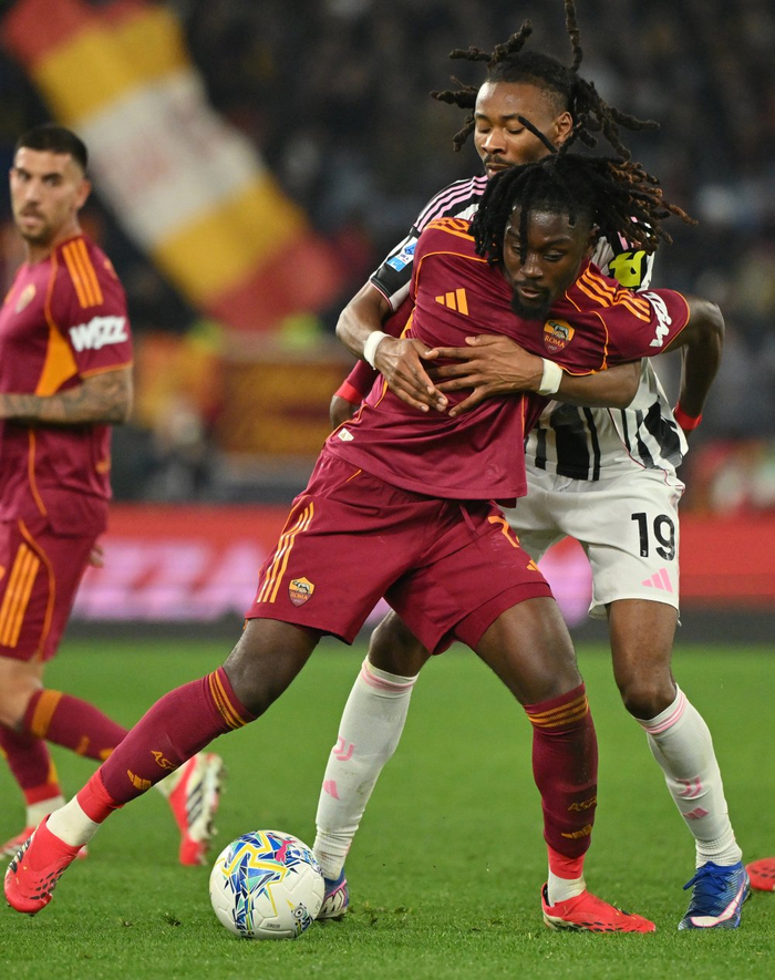 3月1日，尤文图斯队球员凯夫伦·图拉姆（后）与罗马队球员科内在比赛中拼抢。新华社发（阿尔贝托·林格利亚摄）