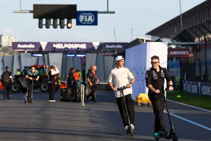 3月4日，梅赛德斯车手基米·安东内利（左）与工程师彼得·博宁顿进行赛道熟悉和视察。
