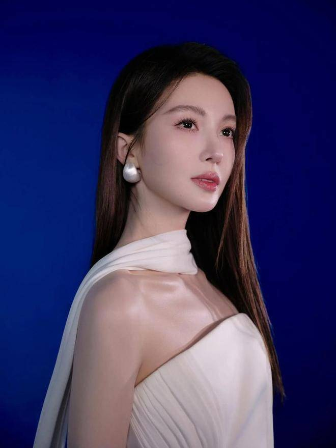  让我们把时间倒回到2025年3月16日。当时，金晨在浙江绍兴柯桥区驾车时，因避让一只窜出的犬只，不幸发生了单车事故。事故导致车内三人轻微受伤，同时车辆和道路设施也不同程度地受到损坏。事故发生后，金晨因脸部受伤紧急前往上海就医，而她的助理徐长青则在现场报警时，谎称自己是当时的驾驶员，涉嫌顶包行为。2026年1月，绍兴市公安局柯桥区分局发布了官方通报，明确排除了金晨肇事逃逸、酒驾和骗保的嫌疑，并确认助理没有向保险公司进行实际理赔。相关经济损失已经由金晨本人全额承担，并于2025年4月完成了赔偿工作。尽管官方调查已给出结论，金晨的顶包行为仍让公众对她的责任感产生了疑虑，部分品牌因此暂时撤下了她的代言内容，这也进一步加剧了节目组对于合作风险的担忧。 需要指出的是，目前关于《现在就出发》第四季的嘉宾阵容的所有信息，都来源于网络传闻，节目组尚未发布任何官方声明。因此，金晨是否能够回归，姜妍是否确定加入，依然需要等到节目组发布正式公告后才能知晓。