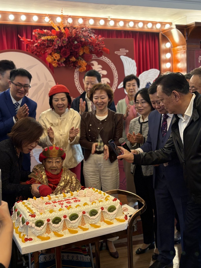 嫩娘亲手切生日蛋糕 
