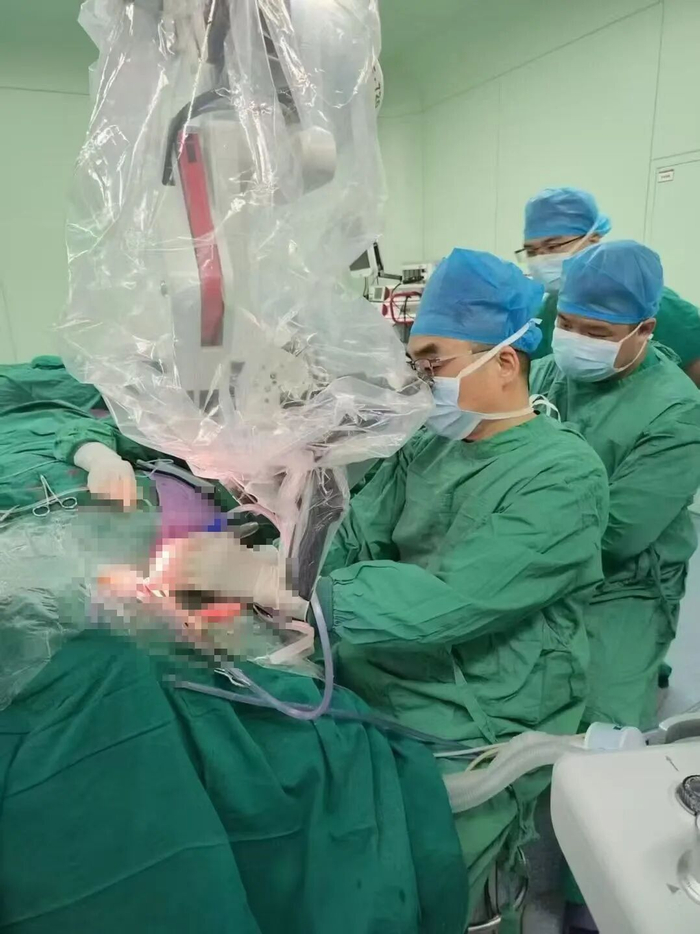 ▲廖俊为患者植入人工耳蜗场景