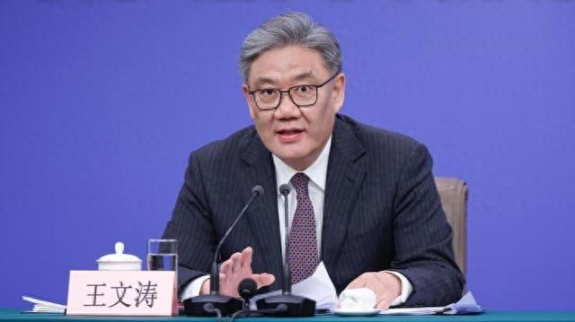 图为商务部部长王文涛回答中外记者提问。中新社记者 韩海丹 摄