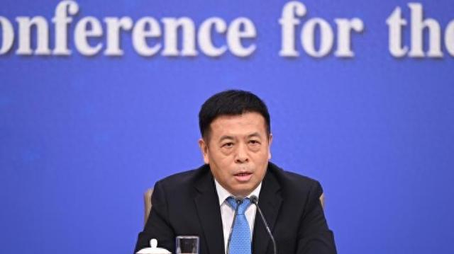 图为国家卫生健康委员会主任雷海潮回答记者提问。中新社记者 田雨昊 摄