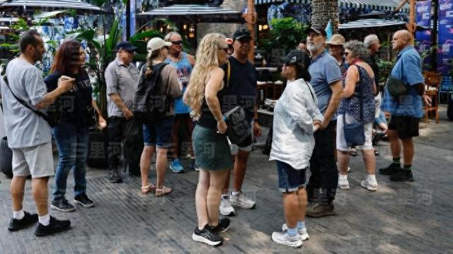 2025年6月4日，游客在上海新天地游玩。中新社记者 殷立勤 摄